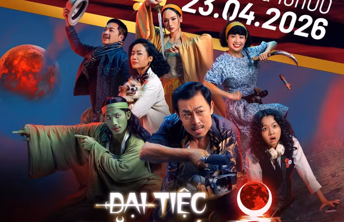 Với "Đại tiệc trăng máu 8" ra rạp vào tháng 4/2026, Lê Khánh từng bộc bạch trên Phụ nữ Việt Nam rằng cô gần như nghẹt thở khi thực hiện cú máy one-shot đầy thử thách. Cô kể, ngày quay đầu tiên áp lực vô cùng lớn bởi chỉ cần một người sai là cả tập thể phải làm lại từ đầu. Vốn có tiền sử rối loạn lo âu, não bộ của cô lúc nào cũng căng như dây đàn, nhưng bù lại, cảm giác khi hoàn thành cảnh quay thực sự rất hạnh phúc. Ảnh: FB Tuấn Khải.