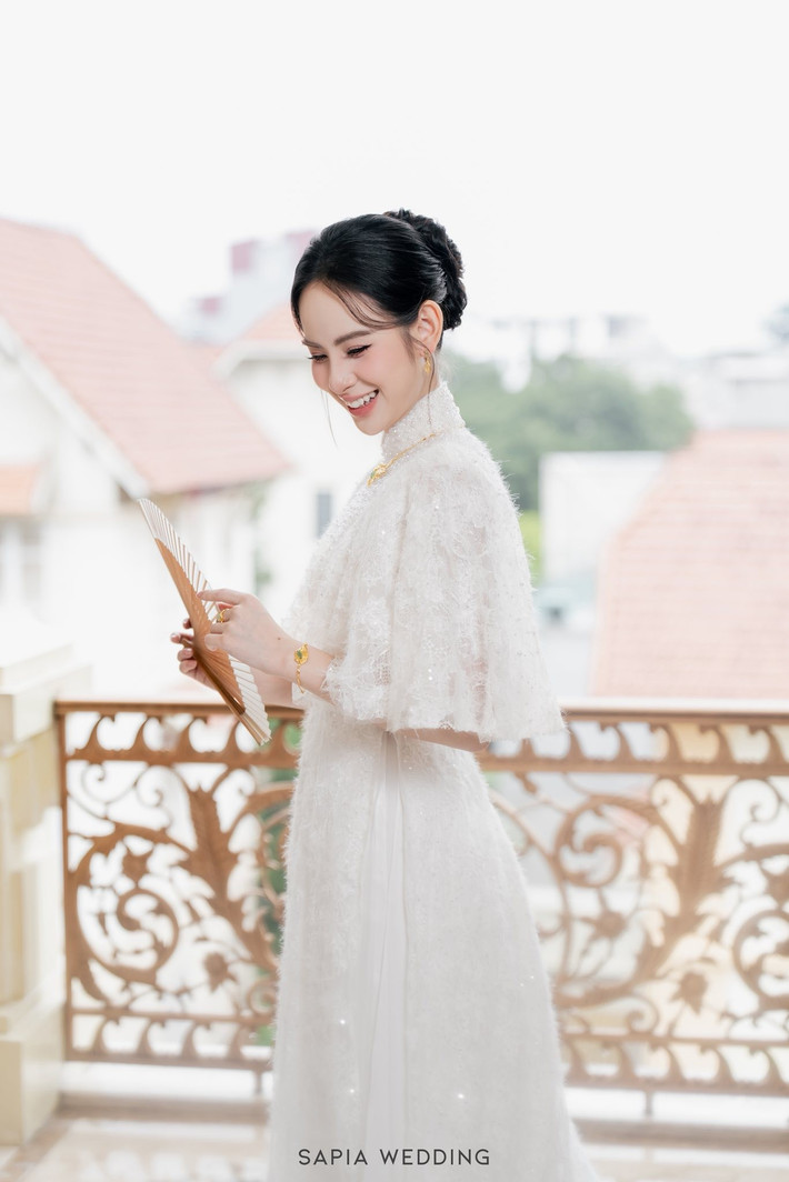 Người mẫu Hương Liên gây chú ý khi chia sẻ trên trang cá nhân Facebook loạt ảnh lễ rước dâu. Ảnh: Sapia Wedding.