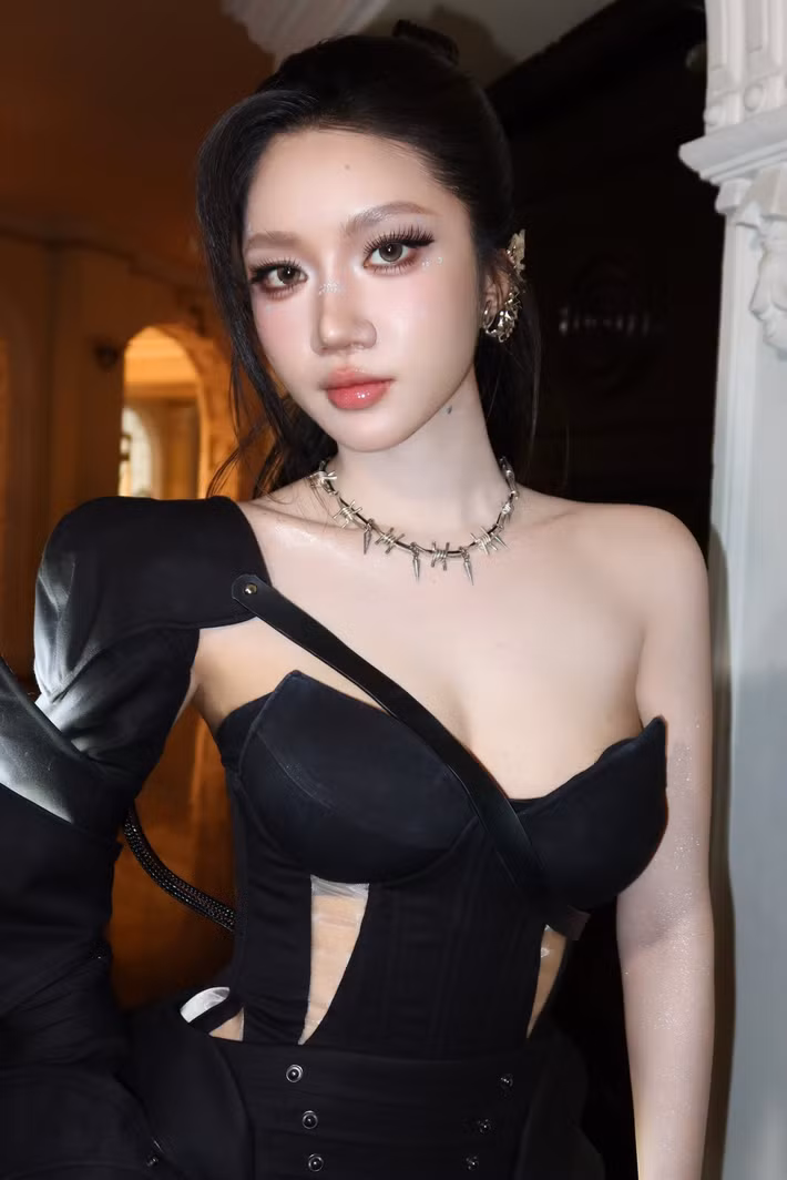 Diện mạo của Orange hiện tại rất cuốn hút. Cô sở hữu gương mặt thanh tú, thân hình thon gọn. Đồng thời, nữ ca sĩ ăn mặc cá tính, hiện đại. Ảnh: FB Orange.