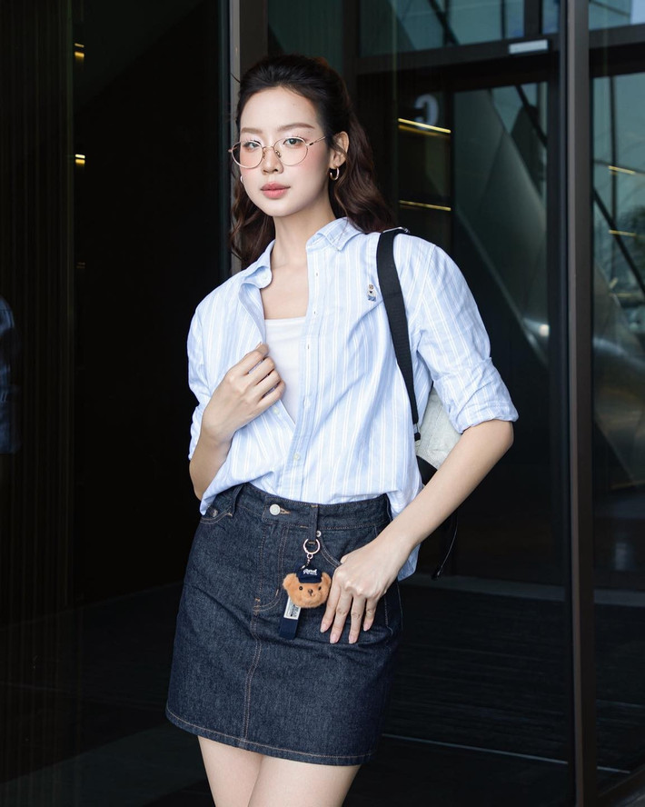 Mái tóc uốn nhẹ, buộc gọn phía sau cùng lối trang điểm tự nhiên giúp Bảo Ngọc khoe vẻ dịu dàng, tươi tắn.