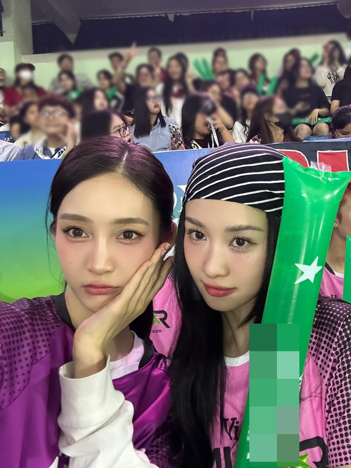 Trước đó, Juky San từng đăng ảnh chụp chung với Jun Vũ và cho biết cả hai thường xuyên bị khán giả nhầm lẫn. “Hôm nay đi hội thao, chị Jun Vũ bị gọi là em xinh Juky San, còn tôi thì nhận câu hỏi năm sau có dự định thi Em xinh say hi không”, nữ ca sĩ viết. Ảnh: FB Juky San.