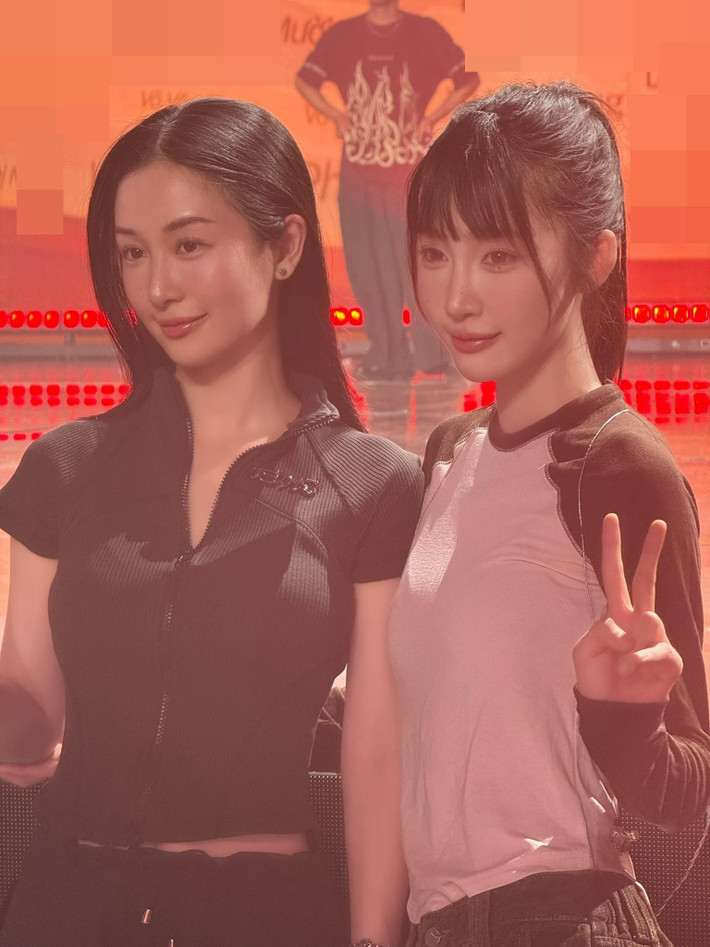 Đăng tải hình ảnh chụp cùng Jun Vũ tại một sự kiện, Juky San (phải) hài hước chia sẻ: “Có thấy giống nhau gì đâu chị Jun Vũ nhỉ?”. Ảnh: FB Juky San.