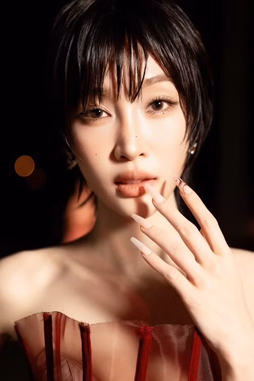 Ngoài giọng hát, Juky San còn được chú ý nhờ nhan sắc ngọt ngào, quyến rũ. Ảnh: FB Juky San.