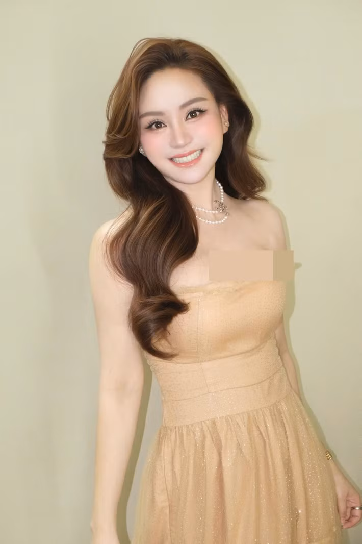 Vy Oanh gợi cảm, sang trọng mỗi khi xuất hiện trước công chúng.