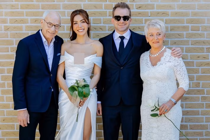 Minh Tú và Chris mỗi năm sẽ hai lần về châu Âu để thăm bố mẹ Chris. Khi Minh Tú cầu hôn Chris, cô mời bố mẹ, chị gái cùng các cháu chứng kiến.