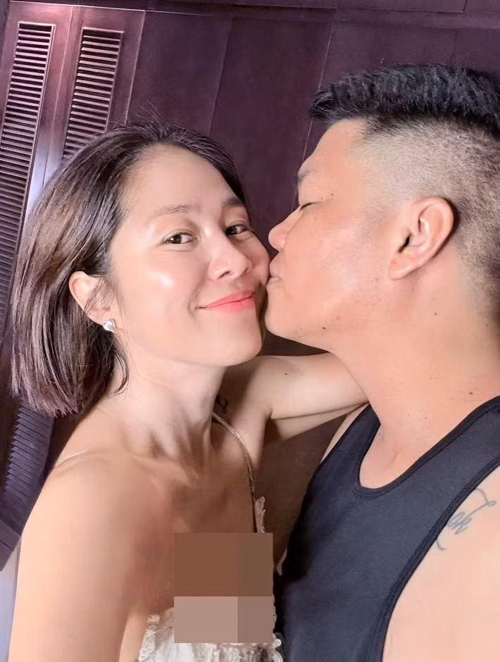 Lê Phương cho hay: "Tôi không nói cho anh Kiên dù đọc kịch bản biết có cảnh nóng. Tôi muốn thử thách cảm xúc mới mẻ trong hành trình làm nghề và rất hãnh diện khi ông xã hiểu và tôn trọng công việc của mình”.