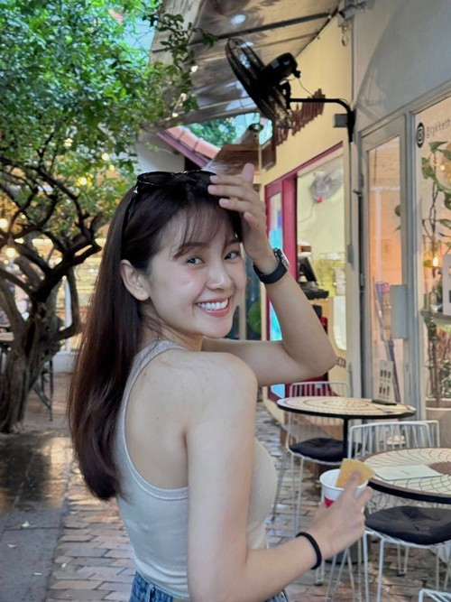 "Đôi khi mình cũng muốn bây giờ làm gì đó để cho gương mặt mình trông cứng cáp hơn, lớn hơn nhưng mà nghĩ đi nghĩ lại, cuối cùng cũng cảm thấy bây giờ có làm gì thì cũng không thay đổi được nhiều hoặc cũng sẽ không giữ được lâu nên là tạm thời với gương mặt này, mình vẫn cảm thấy ổn và hài lòng với nó", Tam Triều Dâng trải lòng. Ảnh: FB Lê Tam Triều Dâng.