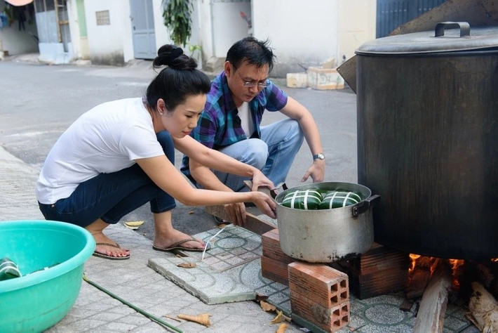 Đêm nấu bánh chưng ngập tràn tiếng cười, hơi ấm của bếp lửa cùng hương thơm của nếp, đậu và lá dong lan tỏa khắp nhà. Ảnh: Znews.