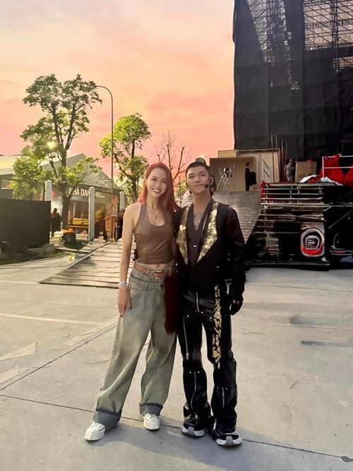 Trước đó, cô đến ủng hộ chồng trong buổi tổng duyệt cho concert. Ảnh: FB Vũ Ngọc Anh.