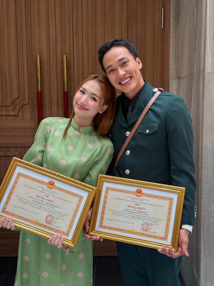 Trong năm 2025, ngoài MV Bắc Bling, Hòa Minzy còn ra mắt MV Nỗi đau giữa hòa bình, đóng phim Mưa đỏ. Bên cạnh đó, cô tích cực đi diễn, làm từ thiện. Ngoài ra, nữ ca sĩ đoạt không ít giải thưởng, bằng khen.