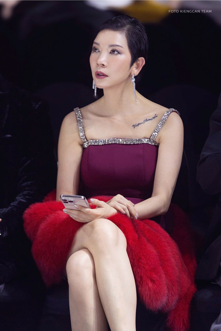 Xuân Lan xúc động trong đám cưới của Bảo Ngọc. “Rồi đến tối qua. Nhìn cách các em xúc động, nghe Gà Cún chúc ba mẹ hạnh phúc. Rồi nghe mấy bài hát trong album “Một được hai” mình trào nước mắt. Rất mong các em sẽ hạnh phúc mãi thế này”, cô viết. Ảnh: FB Xuân Lan.