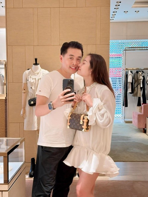 Trong một cuộc phỏng vấn với Vietnamnet, anh cho biết Ngọc Duyên vẫn giữ sở thích đi bar, câu lạc bộ. Do không thích không gian ồn ào, nam nhạc sĩ thường ở nhà trông con để vợ đi chơi cùng bạn bè. Ảnh: FB Ngọc Duyên.