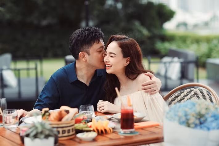 Theo cô, hôn nhân không cần sự đồng cảm tuyệt đối; điều quan trọng là sau mọi bận rộn, vợ chồng vẫn muốn ngồi lại bên nhau.