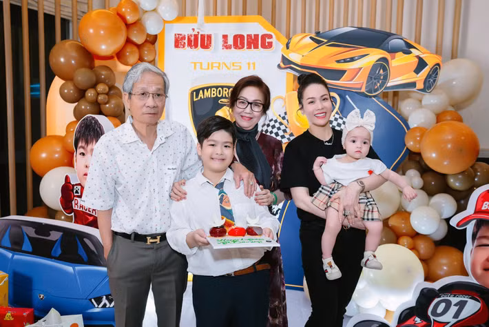 Gần đây, Nhật Kim Anh bồng bế con gái trong tiệc sinh nhật con trai cùng gia đình chồng cũ.