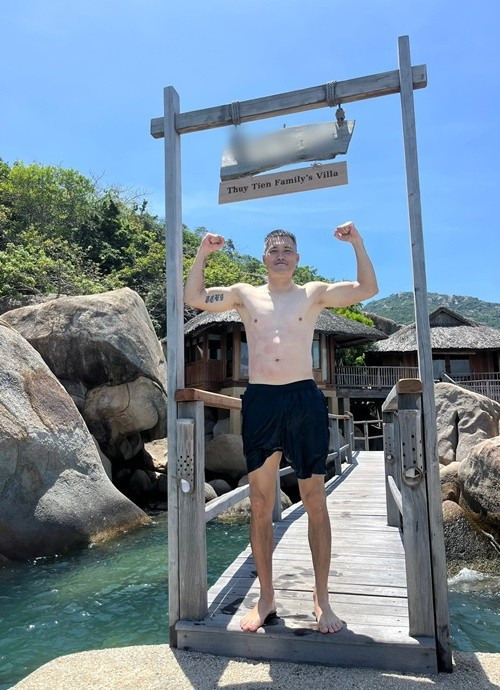 "Cách tôi và vợ tôi đi biển", Công Vinh viết. Ảnh: FB Công Vinh.