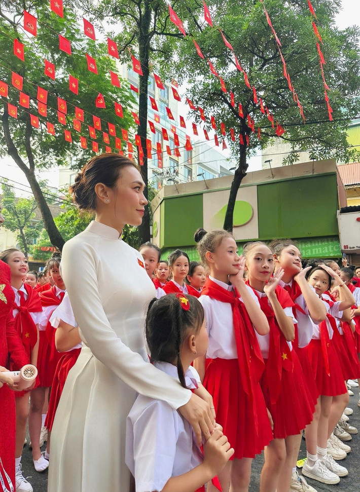 Hình ảnh Mỹ Tâm bên đoàn thiếu nhi nhanh chóng gây chú ý. Ảnh: FB Mỹ Tâm.