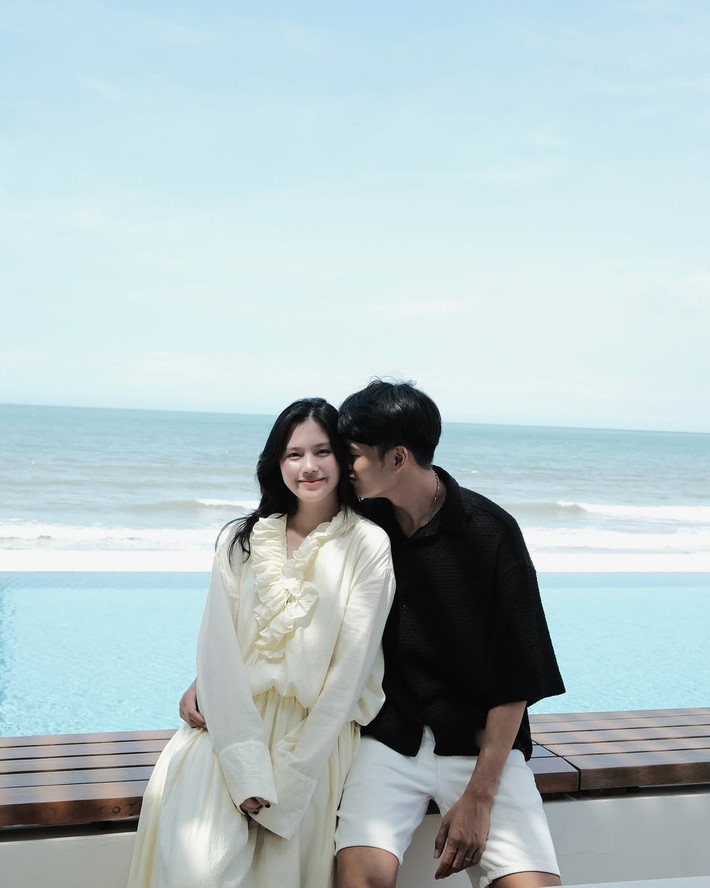 Trong dịp sinh nhật vợ năm 2025, anh viết: “Chúc mừng sinh nhật em yêu của anh. Tuổi mới chúc em yêu thật nhiều sức khỏe, luôn luôn xinh đẹp, may mắn và thành công trong công việc nhé, bé yêu. Luôn là người vợ đảm đang của anh và là một người mẹ tuyệt vời của Leo yêu. Chúc em bé yêu mãi mãi tuổi 18. Anh yêu em”.