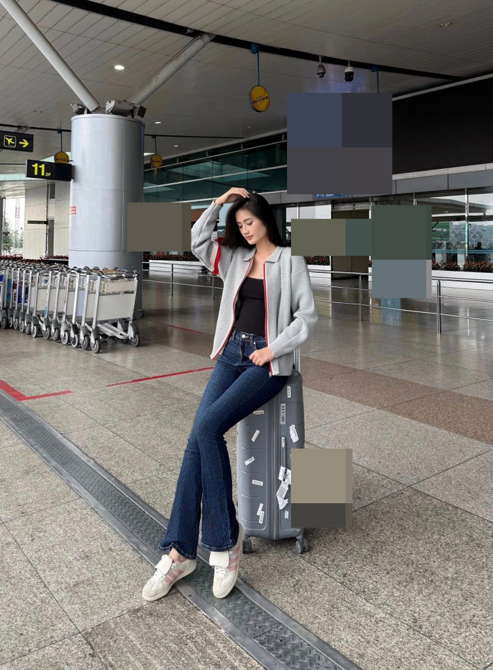 Ý Nhi du học Úc từ năm 2023. Thi thoảng, cô trở về Việt Nam thăm gia đình, tham gia sự kiện giải trí.