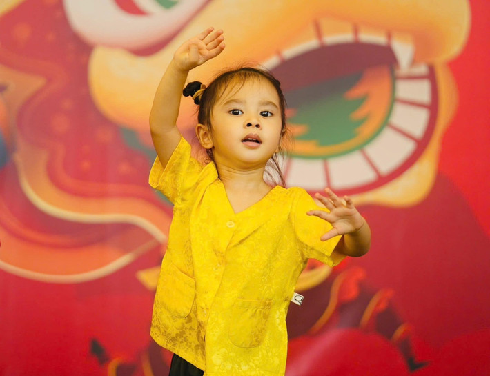 Những khoảnh khắc đời thường cho thấy bé Misumi có nét ngọt ngào, tinh nghịch, lúc cười rạng rỡ, lúc lại trầm lắng, đáng yêu theo cách rất tự nhiên. Ảnh: FB Misumi.