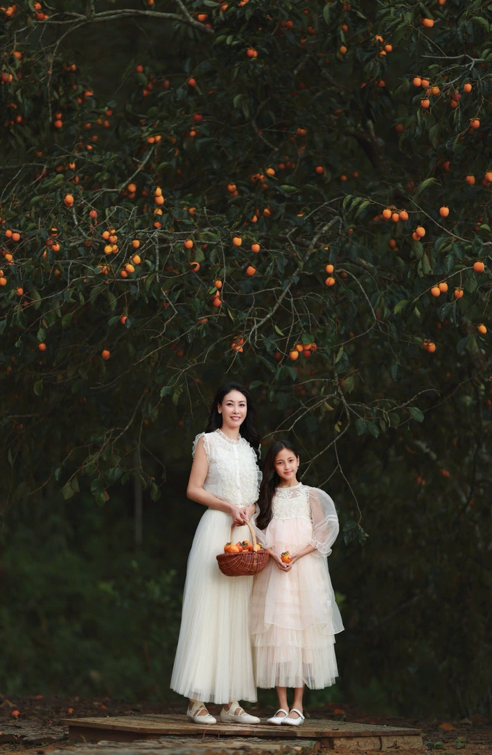 Con gái út của Hà Kiều Anh ngày càng xinh xắn, được nhận xét thừa hưởng nhiều nét đẹp từ mẹ.