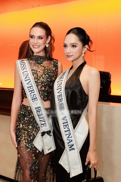 Mỹ nhân Belize và đại diện Việt Nam gợi cảm không kém cạnh nhau. Ảnh: FB Hương Giang.