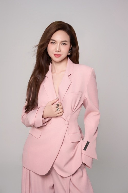 Thiết kế suit màu hồng mang đến cho nữ diễn viên vẻ thanh lịch, hiện đại. Nhan sắc mặn mà của cô thường nhận được nhiều lời khen từ khán giả.