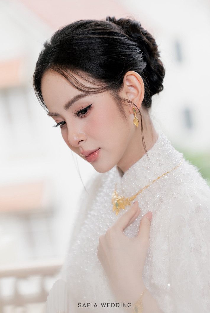 Nữ người mẫu sinh năm 2002 tổ chức lễ đính hôn vào tháng 6/2025. Tháng 7/2025, cô chia sẻ thông tin đăng ký kết hôn. Ảnh: Sapia Wedding.