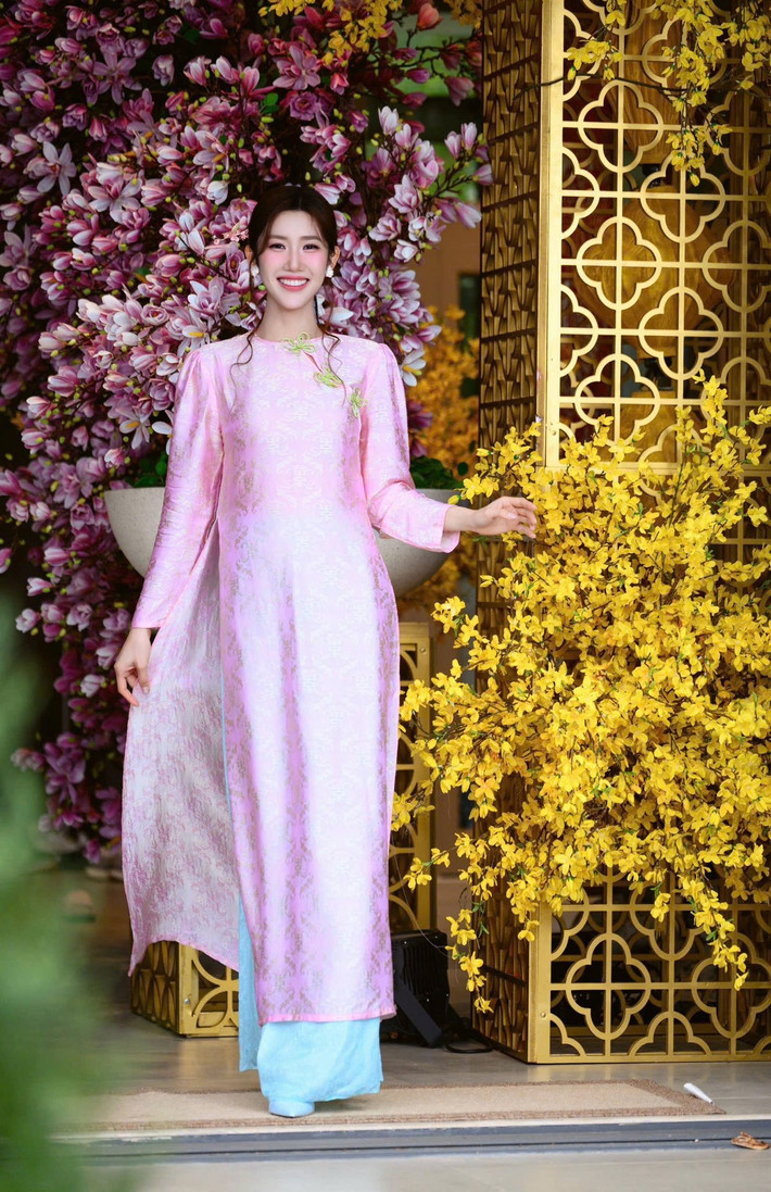 Thúy Ngân sở hữu gương mặt thanh tú, sống mũi cao thanh thoát, nụ cười tươi tắn. Ảnh: FB Thúy Ngân.