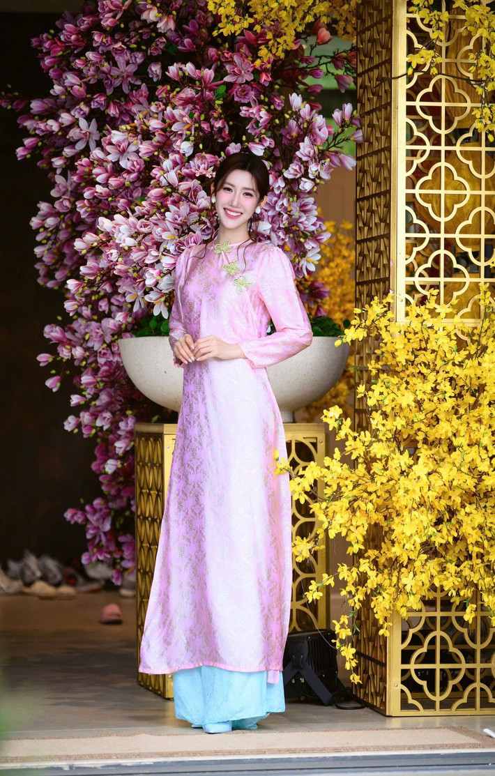 Mặc áo dài gam màu hồng xanh, diễn viên Thúy Ngân ấn tượng với vẻ đẹp dịu dàng, thanh lịch và đậm chất Á Đông. Ảnh: FB Thúy Ngân.