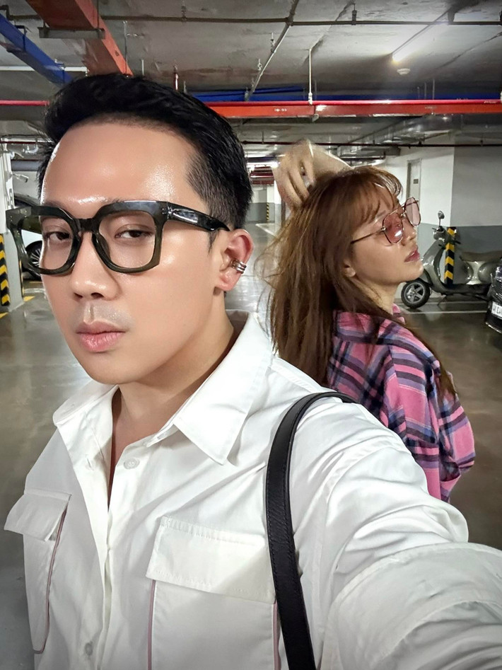 Cách đây ít ngày, nam MC tiết lộ về cuộc trò chuyện vào sáng sớm với vợ. Cụ thể, Hari Won tâm sự với Trấn Thành rằng cô không biết vì sao cả hai về chung một nhà đã được 9 năm. Ảnh: FB Trấn Thành.