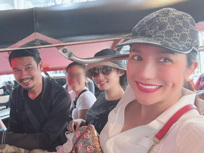 Cát Tường thừa nhận trong nghề, nghệ sĩ không phải lúc nào cũng có dịp gặp nhau thường xuyên. Tuy nhiên, hễ đứng chung sân khấu, cô và Tiết Cương lại “bung” hết mình vì hiểu tính nhau. Ảnh: FB Cát Tường.