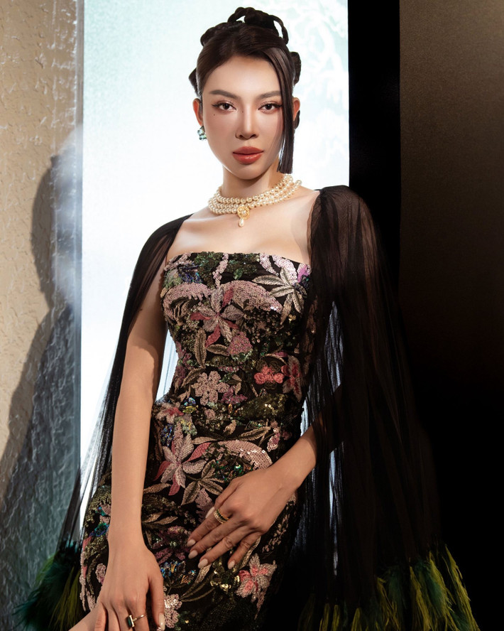 Danh hiệu Á hậu 1 Miss Earth Vietnam 2025 được xem là cột mốc quan trọng trong hành trình nhan sắc của Bùi Lý Thiên Hương. Trong suốt quá trình dự thi, người đẹp ghi điểm nhờ phong thái ổn định, khả năng làm chủ sân khấu cùng hình ảnh chỉn chu, phù hợp với tinh thần mà cuộc thi hướng tới.