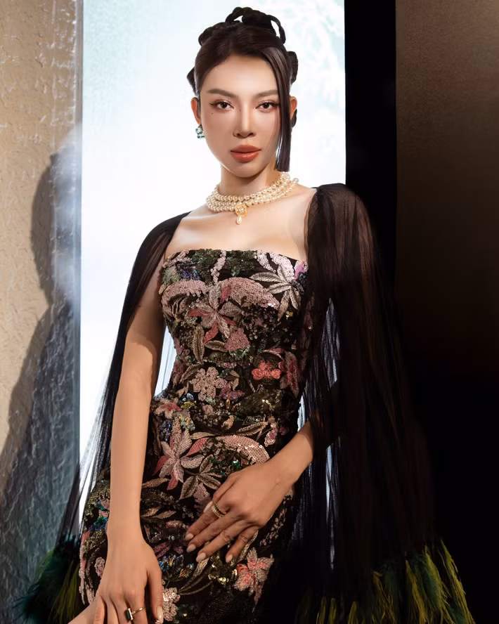 Danh hiệu Á hậu 1 Miss Earth Vietnam 2025 được xem là cột mốc quan trọng trong hành trình nhan sắc của Bùi Lý Thiên Hương. Trong suốt quá trình dự thi, người đẹp ghi điểm nhờ phong thái ổn định, khả năng làm chủ sân khấu cùng hình ảnh chỉn chu, phù hợp với tinh thần mà cuộc thi hướng tới.