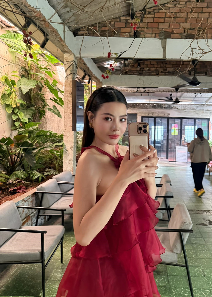 Thanh Hương thừa nhận ly hôn vào năm 2024. Tháng 1/2025, trong cuộc phỏng vấn với Dân Việt, nữ diễn viên chia sẻ về chuyện tình cảm: “Tôi vẫn vậy, tôi cũng là người bình thường, cũng phải tìm hiểu mối quan hệ xung quanh mình. Nhưng tất cả chỉ dừng ở mức tìm hiểu, chưa có gì để chia sẻ với khán giả. Tôi vẫn đang đi làm và cũng rất bận nhưng cũng có những buổi hẹn hò”. Ảnh: FB Thanh Hương.