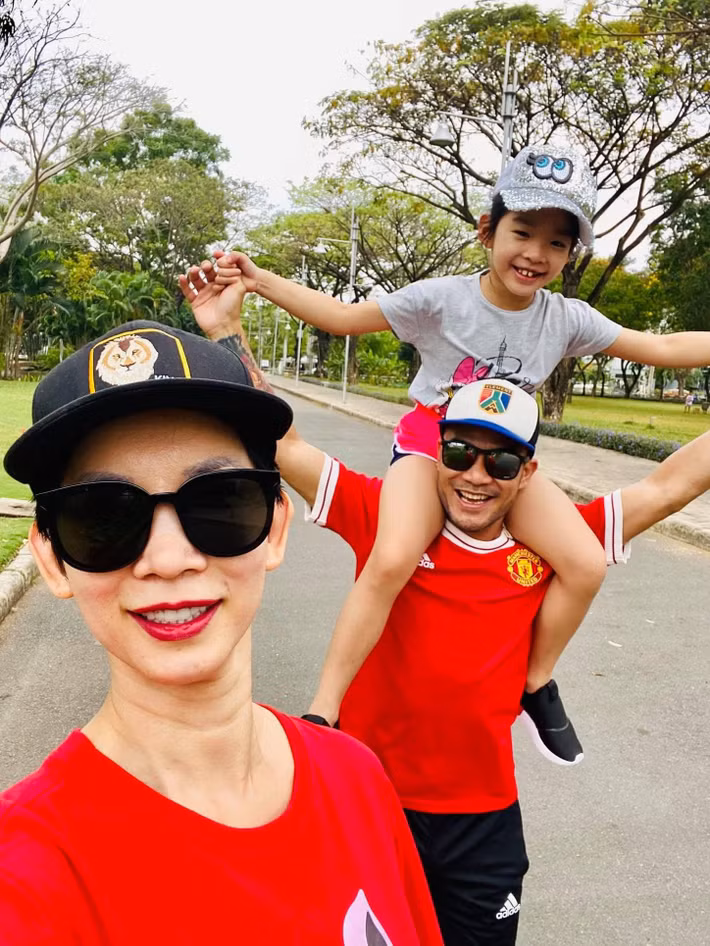 Đạo diễn Ngọc Lâm cưng chiều bé Thỏ - con gái riêng của Xuân Lan như con ruột. Theo Người Lao Động, bé Thỏ đóng phim Cái giá của hạnh phúc và Cưới vợ cho cha do vợ chồng Xuân Lan thực hiện. Ảnh: FB Ngọc Lâm.