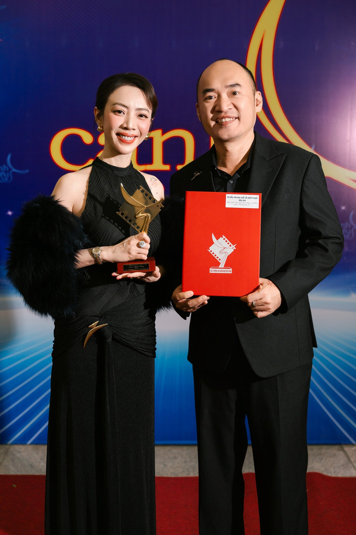 Thu Trang hứa sẽ tiếp tục mang đến các vai diễn, tác phẩm chất lượng. “Một lần nữa, cảm ơn rất nhiều cả nhà đã dành sự thương mến cho Trang”, Thu Trang viết. Ảnh: FB Thu Trang.