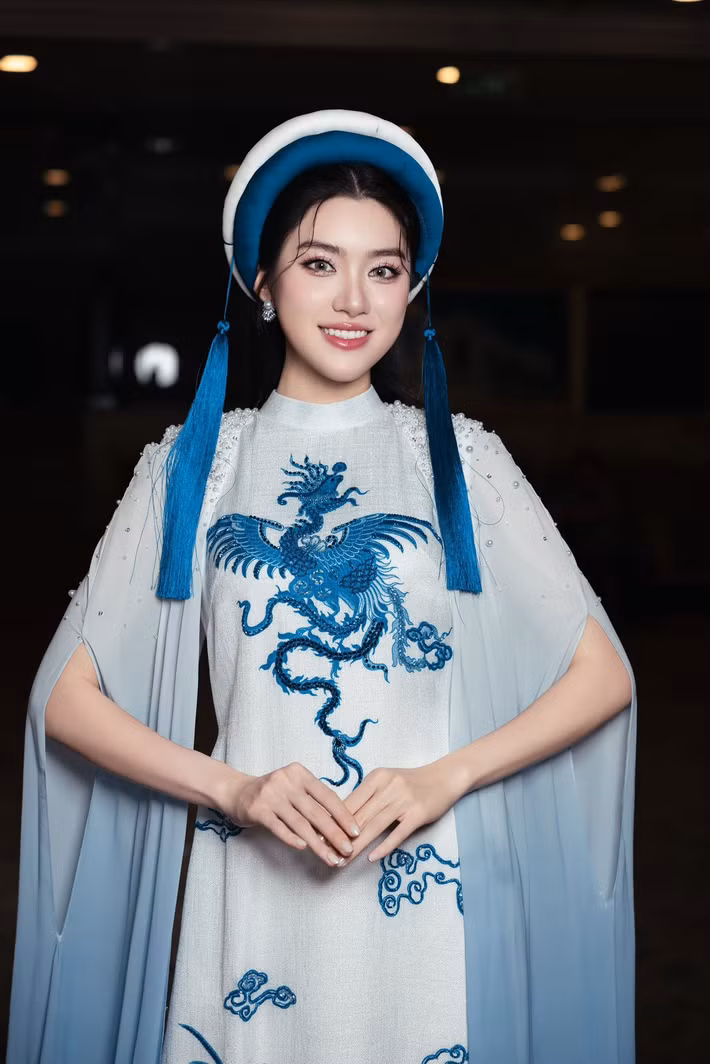 Ở vai trò phó trưởng ban giám khảo, Lương Thùy Linh cho biết: “Phương Oanh là một người rất năng lượng, lúc nào cũng tươi cười, khiến người đối diện cảm thấy dễ chịu. Đó là điểm mà tôi thích nhất ở bạn ấy”. Ảnh: FB Phương Oanh