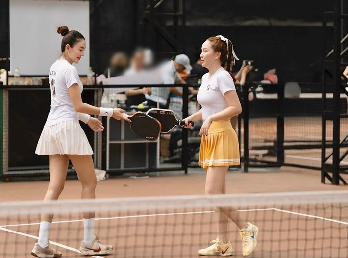 Bảo Thy và Lê Hà gợi cảm, trẻ trung trên sân pickleball. Ảnh: FB Bảo Thy.