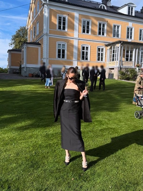 Dự hôn lễ, nữ ca sĩ diện trang phục tông đen. Ảnh: Instagram Hồ Ngọc Hà.