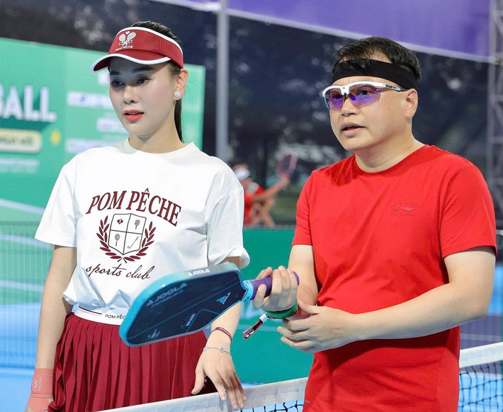 "Khi đi dự các sự kiện của chồng, tôi rất ngưỡng mộ phong thái và cách làm việc của anh. Tính cách khi đi làm và ở nhà của chồng hoàn toàn khác nhau. Khi ở nhà, anh hài hước, nhí nhảnh, vô tư, đáng yêu. Nhưng ở công ty, anh như một người khác", Phương Oanh cho hay.