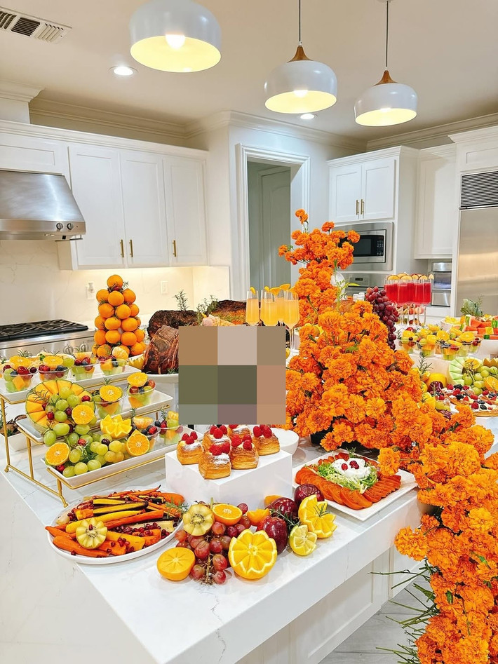 Phạm Hương chuẩn bị bàn tiệc thịnh soạn trong căn bếp tiện nghi trong biệt thự vườn rộng 1000m2 ở Mỹ.