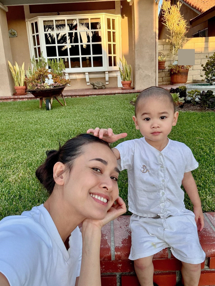 Hoa hậu Dương Mỹ Linh không còn hoạt động trong showbiz Việt nhiều năm qua. Năm 2022, người đẹp tổ chức đám cưới với doanh nhân Tôn Thất Bảo Anh. Một năm sau hôn lễ, cô chào đón con trai đầu lòng tên Julian (tên thân mật là Phính) gia nhập tổ ấm.