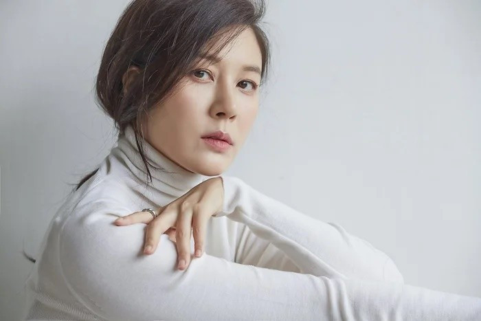 Điểm cuốn hút của ngôi sao phim Cô bạn gia sư không nằm ở sự sắc sảo hay phô trương, mà ở vẻ đẹp nền nã, tự nhiên và bền bỉ theo thời gian. Kim Ha Neul dễ dàng chinh phục khán giả bằng thần thái điềm đạm, phong thái nhẹ nhàng và nét nữ tính đặc trưng. Ảnh: Saostar.