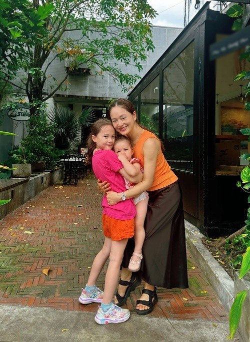Khi chồng cũ kháng cáo lên tòa phúc thẩm sau phiên tòa sơ thẩm, Lan Phương cảm thấy lo âu. Nữ diễn viên tự động viên bản thân: "Nhưng không sao, tôi vẫn phải bước đi, vẫn là chính mình và là người mẹ yêu thương, bảo vệ các con mình". Ảnh: FB Lan Phương.