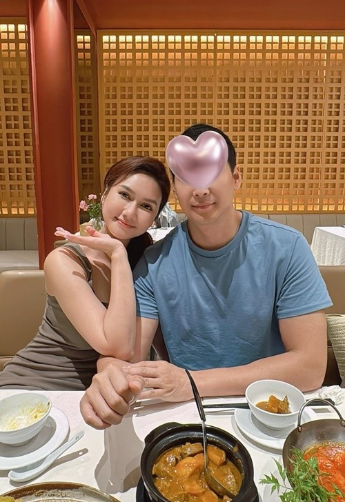 Hương Giang khoe được bạn trai chiều chuộng. Nữ diễn viên tiết lộ, nửa kia luôn giữ thói quen nắm tay cô khi qua đường. Ảnh: FB Hương Giang.