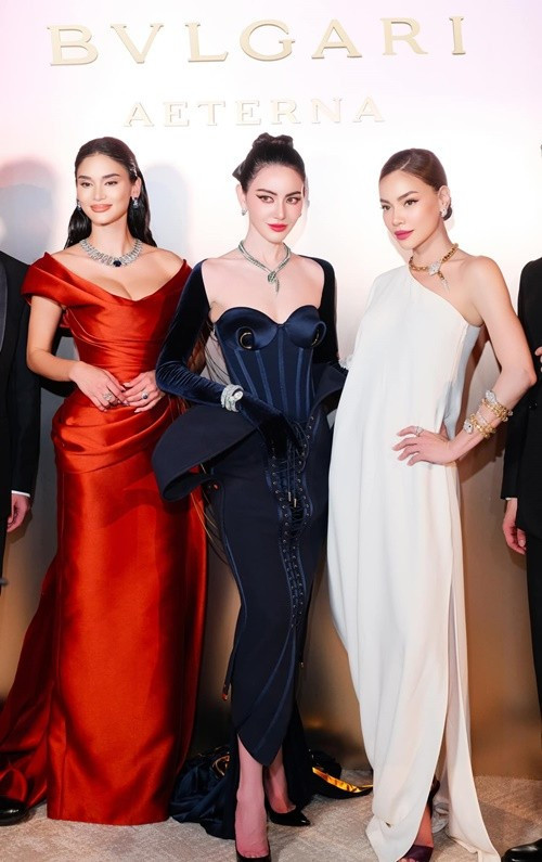 Nữ ca sĩ chung khung hình với Pia Wurtzbach - Hoa hậu Hoàn vũ Thế giới 2015, mỹ nhân Thái Lan Mai Davika (giữa). Hồ Ngọc Hà hơn Mai Davika 8 tuổi, Pia Wurtzbach 5 tuổi. Ảnh: FB Hồ Ngọc Hà.