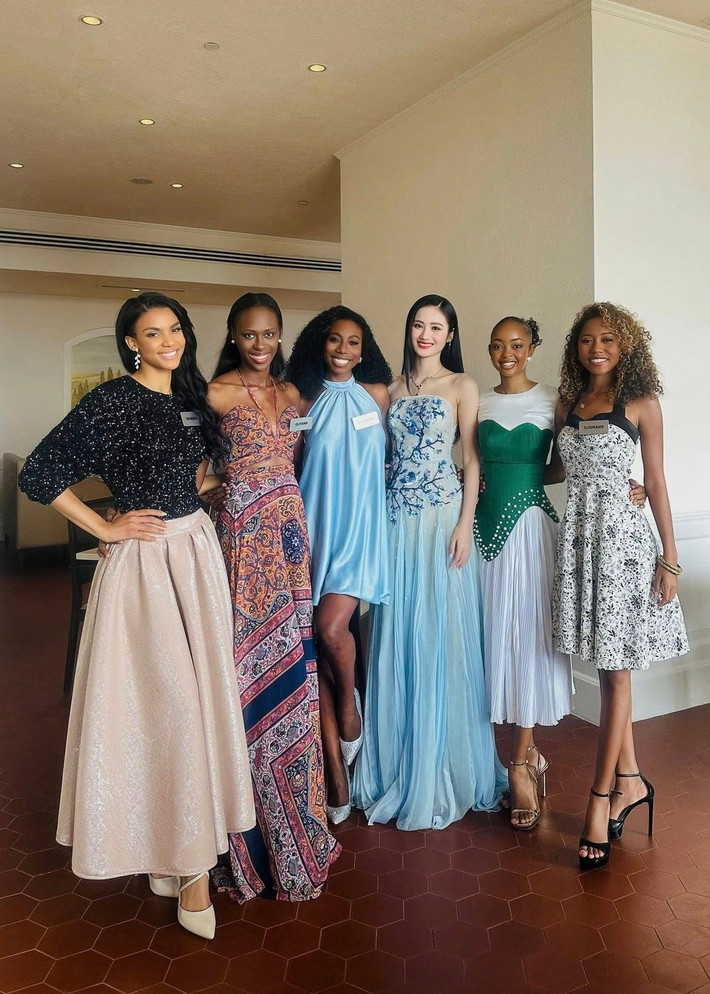 Ý Nhi tin rằng bộ trang phục không chỉ là một thiết kế thời trang mà còn là lời tri ân vẻ đẹp văn hóa truyền thống, thể hiện tinh thần gìn giữ và sáng tạo trong thời trang đương đại. Ảnh: FB Ý Nhi.