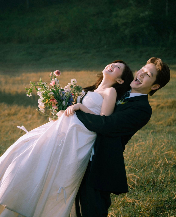 Ngọc Huyền lẫn Đình Tú phủ nhận tin đồn cưới chạy bầu. Ảnh: FB Ngọc Huyền.