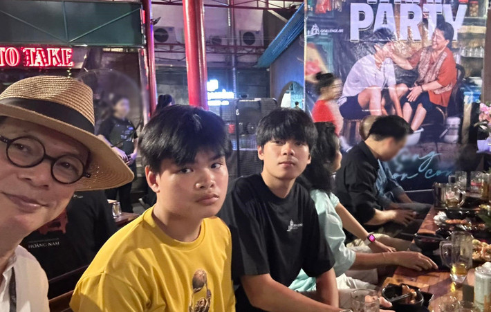 Khi phim khởi quay, đạo diễn Trần Lực bị tiền đình. Anh định đề nghị thay diễn viên khác, nhưng vì phim có con trai đóng nên anh cố gắng tham gia để 2 cha con cùng có mặt trong 1 bộ phim. Ảnh: FB Trần Lực.