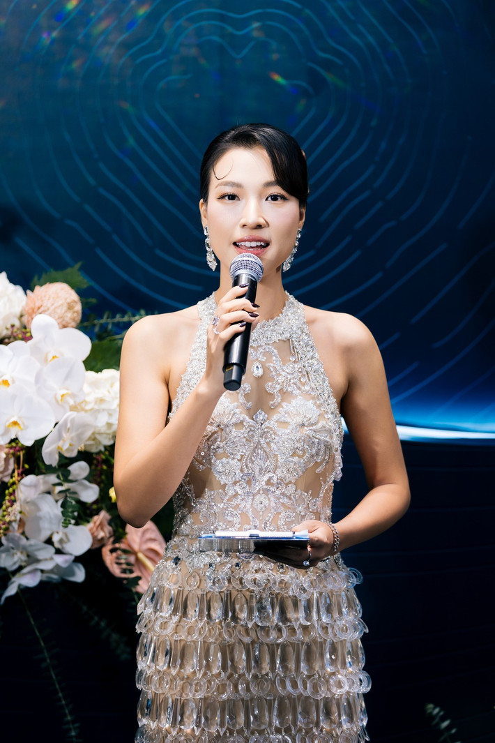 Hoàng Oanh bận rộn với công việc dẫn chương trình nhiều năm qua. Theo Vietnamnet, cô làm MC Chị đẹp đạp gió 2024, Chung kết Miss Universe Vietnam 2024.